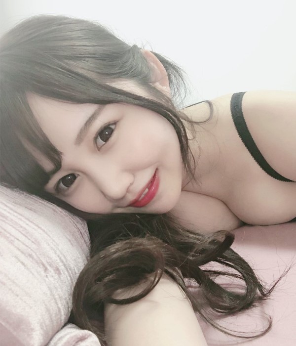 佐藤ゆか（さとゆか）のちょっとHな谷間自撮り